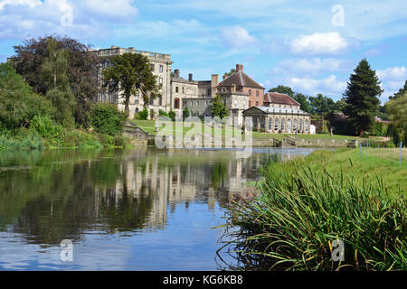 Reflections of Stoneleigh Abbey, Warwickshire, UK. Der Fluss, Spätsommer. Herrenhaus. Stockfoto