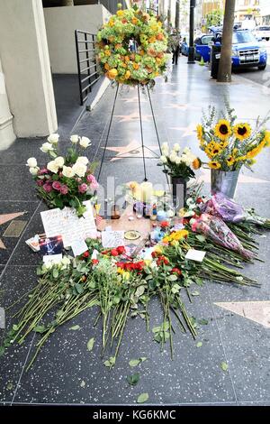 Fans würdigten den Star des Musikers Tom Petty auf dem Hollywood Walk of Fame nach seinem Tod im Alter von 66 Jahren. Mit: Tom Petty Star, wo: Hollywood, Kalifornien, Vereinigte Staaten Wann: 03 Okt 2017 Credit: WENN.com Stockfoto