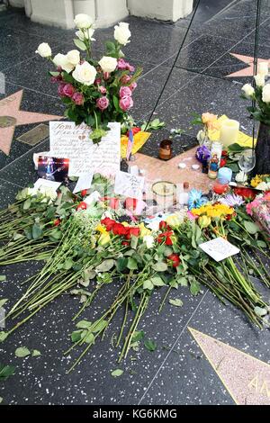 Fans würdigten den Star des Musikers Tom Petty auf dem Hollywood Walk of Fame nach seinem Tod im Alter von 66 Jahren. Mit: Tom Petty Star, wo: Hollywood, Kalifornien, Vereinigte Staaten Wann: 03 Okt 2017 Credit: WENN.com Stockfoto