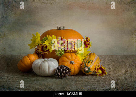 - Nahaufnahme, Still-life Bild von Herbst Blumen, Gemüse und Obst Display inklusive Halloween Kürbis Stockfoto