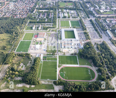 Luftaufnahme des FC Bayern München Sportplatz und Jugend Akademie, München, Bayern, Deutschland Stockfoto