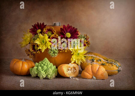- Nahaufnahme, Still-life Bild von Herbst Blumen, Gemüse und Obst Display inklusive Halloween Kürbis Stockfoto