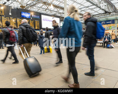 Pendler rush für ihre Bahn während der Rush Hour auf der Bahnhof Edinburgh Waverley. Stockfoto