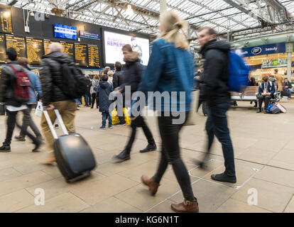 Pendler rush für ihre Bahn während der Rush Hour auf der Bahnhof Edinburgh Waverley. Stockfoto