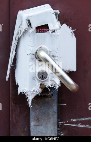 zerstörte Tür Zugang öffentliche Toilettenanlage Stockfoto