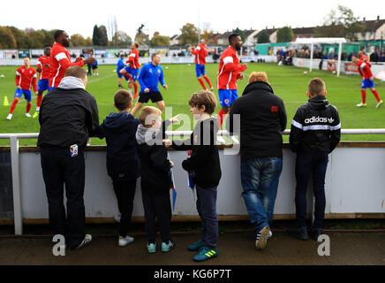 Fans der Shaw Lane Association beobachten, wie sich ihr Team während des Emirates FA Cup, dem ersten Spiel der Runde im Sheerian Park, Barnsley, aufwärmt. Stockfoto