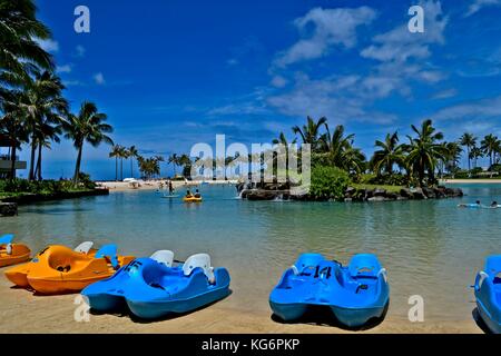 Waikiki, HI, USA - Juli 5, 2015: Tretboote am Strand des Duke Kahanamoku Lagune im Hilton Hawaiian Village. Die Lagune ist sehr beliebt. Stockfoto