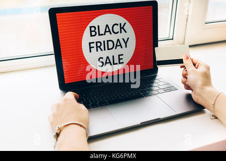 Nahaufnahme einer Frau Hände mit Kreditkarte black friday Angebote auf Laptop. Online shopping Konzept. Stockfoto