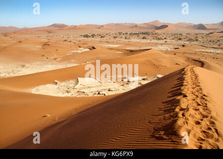 Anzeigen von sossusvlei von einer Düne, Namib Naukluft National Park, Wüste Namib, Namibia. Stockfoto