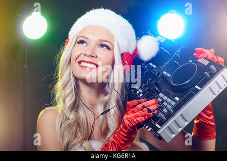 Dj Mädchen in santa claus Kostüm für Weihnachten Stockfoto