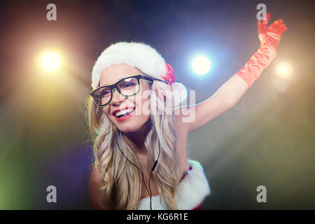 Dj Mädchen in santa claus Kostüm für Weihnachten Stockfoto