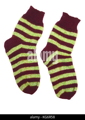Gestrickte Wollsocken abgestreift Braun und Grün auf weißem Hintergrund Stockfoto