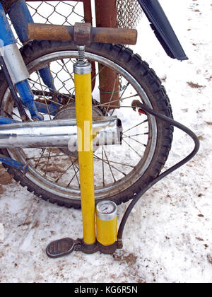 Motorrad Reifen aufpumpen von Hand betriebene Luftpumpe Stockfoto