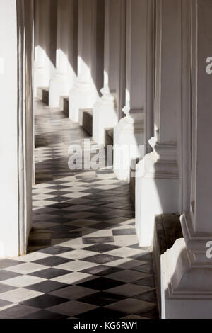 Sonnenlicht strahlt durch einen Balkon Haus auf dem Fliesenboden. Abstrakte Kunst und Bild. Stockfoto