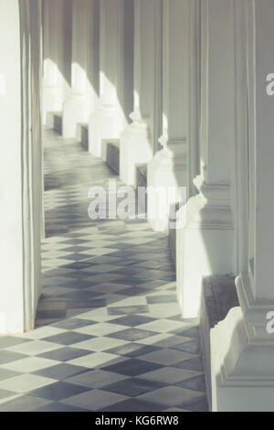 Sonnenlicht strahlt durch einen Balkon Haus auf dem Fliesenboden. Abstrakte Kunst Bild. minimal und high key Foto. Stockfoto