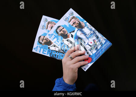Spieltagsprogramme, die vor dem Spiel in der Premier League im John Smith's Stadium, Huddersfield, angeboten werden. Stockfoto