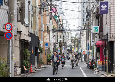 Tokio, Japan - 12. Januar 2024 : Japaner fahren morgens mit dem Fahrrad zum Bahnhof. Stockfoto