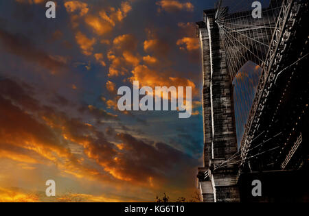 Stars and Stripes fliegen auf der Brooklyn Bridge Brooklyn Bridge, New York City Business, Wasser, Brooklyn skyline Stockfoto