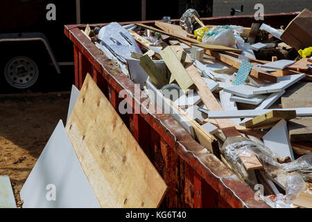 Die Müllcontainer voll mit Müll in der Stadt sind. Müllcontainer voll mit Müll Stockfoto