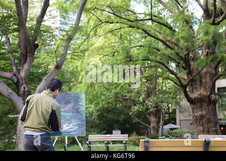 Ueno Park, Tokio, Japan - decamber 11, 2016: Asiatisch Japanisch mann Künstler Malerei stream Bild im Ueno Park. Stockfoto