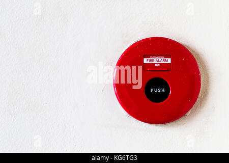 Red Fire alarm Bell auf der weißen Wand Hintergrund. sparse Zusammensetzung und kopieren Raum auf der linken Seite Stockfoto