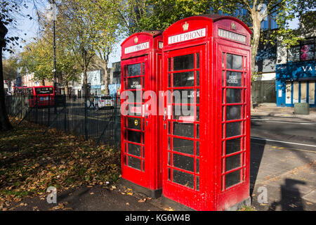 Zwei Pod Funktioniert micro Office konvertiert Telefon Kiosk, jetzt stillgelegten und vernachlässigt, auf die Chiswick High Road, London, W4, UK Stockfoto