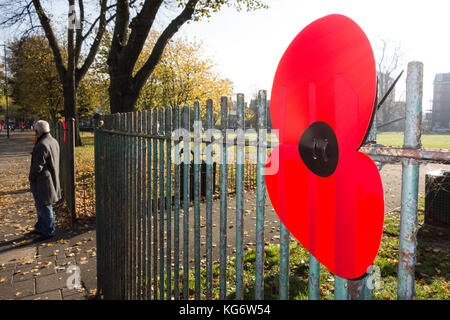 Ein riesiger Poppy als Teil einer Erinnerung Gedenkstätte auf Turnham Green in Chiswick, London, UK. Stockfoto