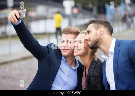 Drei Geschäftsleute ein selfie und Spaß Stockfoto