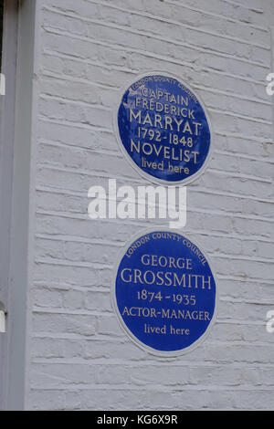 Blaue Plaketten, die besagt, dass Captain Frederick Marryat, Romanautor und George grossmith, Schauspieler-manager.at Nr. 3 spanische Ort Westminster london Gb uk gelebt Stockfoto