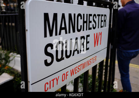 Straßennamen Schild für Manchester Square, Marylebone, London, England, Großbritannien Stockfoto