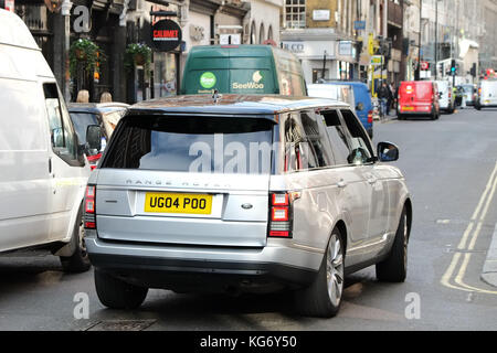 UG 04 POO Nummernschild der DVLA verbietet, was Sie meinen "schlechten Geschmack" Anzahl von Platten und einige rutschen durch Stockfoto