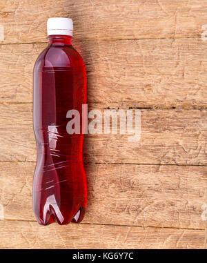 Soda Flasche auf dem Holztisch, Ansicht von oben Stockfoto