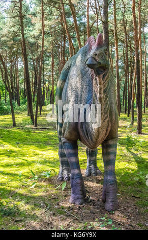 Solec kujawski, Polen - August 2017: riesige Dinosaurier in Lebensgröße Statue in einem Wald Stockfoto