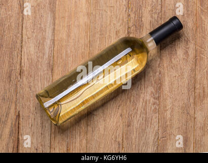 Glas Flasche Wein auf hölzernen Tisch Hintergrund Stockfoto