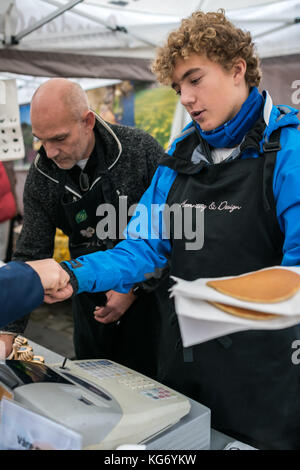 Bergen, Norwegen - Oktober 2017: Männer verkaufen leckere Pfannkuchen auf der Straße essen Markt Stockfoto