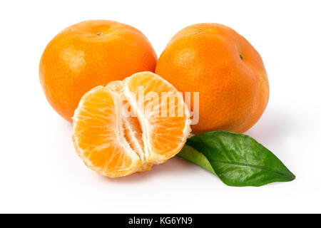 Reifen Mandarinen mit Blättern close-up auf einem weißen Hintergrund. tangerinen mit Blätter auf einem weißen Hintergrund. mit Freistellungspfad Stockfoto