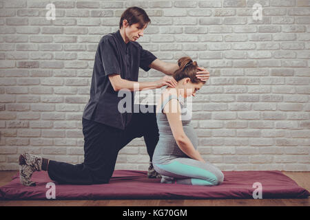 Traditionelle Thai Massage einer schwangeren Frau Stockfoto