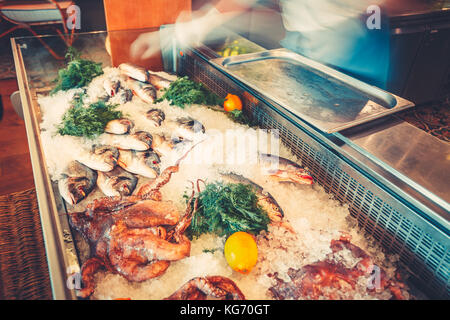 Verschiedene Meeresfrüchte in den Regalen der Fischmarkt Stockfoto