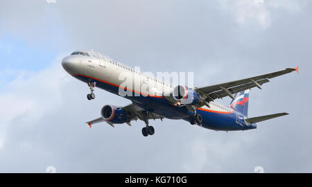 Aeroflot Russian Airlines Airbus A321 VQ-Bett im Endanflug auf den Flughafen London-Heathrow LHR Stockfoto