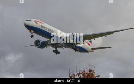 British Airways Boeing 777 G-STBE im Endanflug auf den Flughafen London-Heathrow LHR Stockfoto