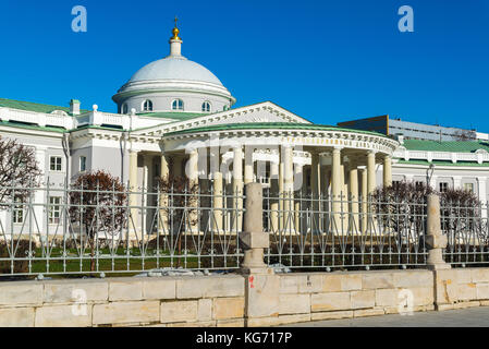 Moskau, Russland - November 2. 2017. Institut für Notfallmedizin sklifosovsky und Tempel der Heiligen Dreifaltigkeit. Stockfoto