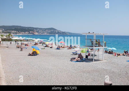 Menschen, zum Sonnenbaden und Relaxen am Strand an der Promenade des Anglais, Nizza, Côte d'Azur, Provence-alpes-côte d'azu, Frankreich. Stockfoto