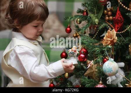 Süße kleine Kinder auf dem Boden in das Innere des Kindes: Zimmer in den Silvester Stockfoto