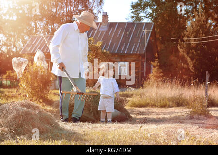 Süße kleine Kinder auf die Natur im Sommer auf der Website in einem Country House Stockfoto