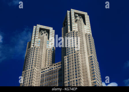 Tokyo Metropolitan Government Building Twin Towers, bekannt als tocho, 1990 in Shinjuku district gebaut und von bekannten japanischen Architekten Kenzo konzipiert Stockfoto