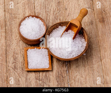 Meersalz in Houten und Schaufel Stockfoto