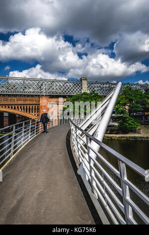 Mann auf einer Brücke über der Bridgewater Canal im Zentrum von Manchester, Großbritannien Stockfoto