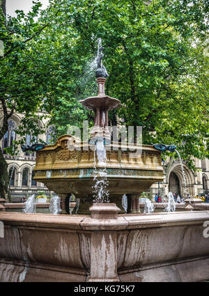 Brunnen vor dem Rathaus in Albert Square, Manchester City Centre Stockfoto