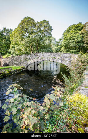 Eine Brücke über einen kleinen Fluss in der Lake District National Park Stockfoto