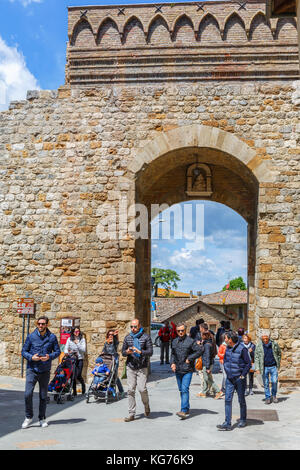 Touristen am Eingang der Stadtmauern von San Gimignano, Italien Stockfoto